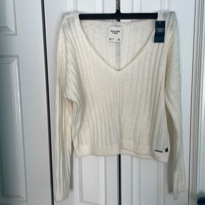 Cream Abercrombie v-neck sweater in size medium🤍
